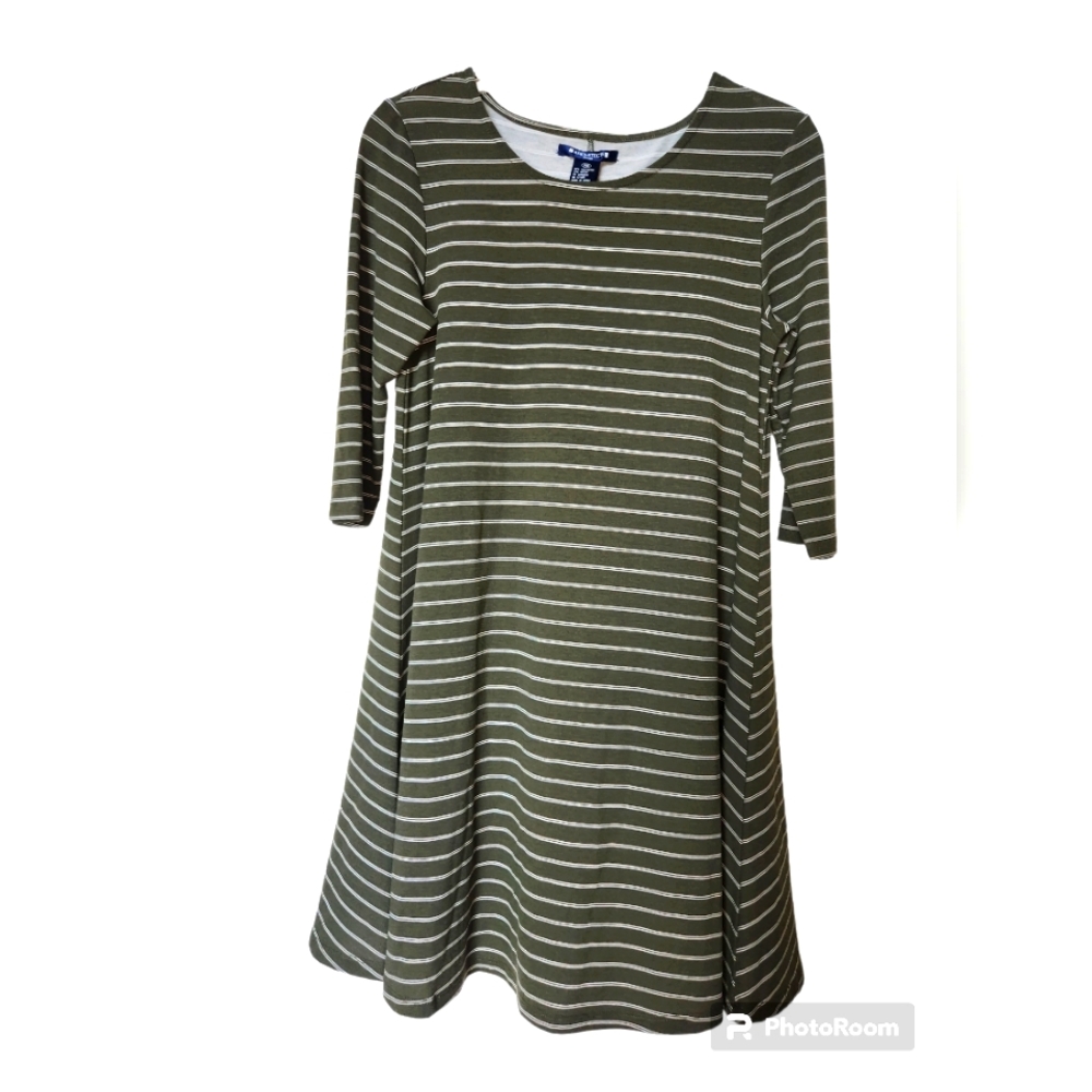 NWT ARCHITECT PETITE SMALL. Olive green with white stripes.3/4 sleeve, midi 👗